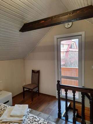 Дома для отпуска Котедж у Крайлюків 2 Яремче Дом с 1 спальней-11